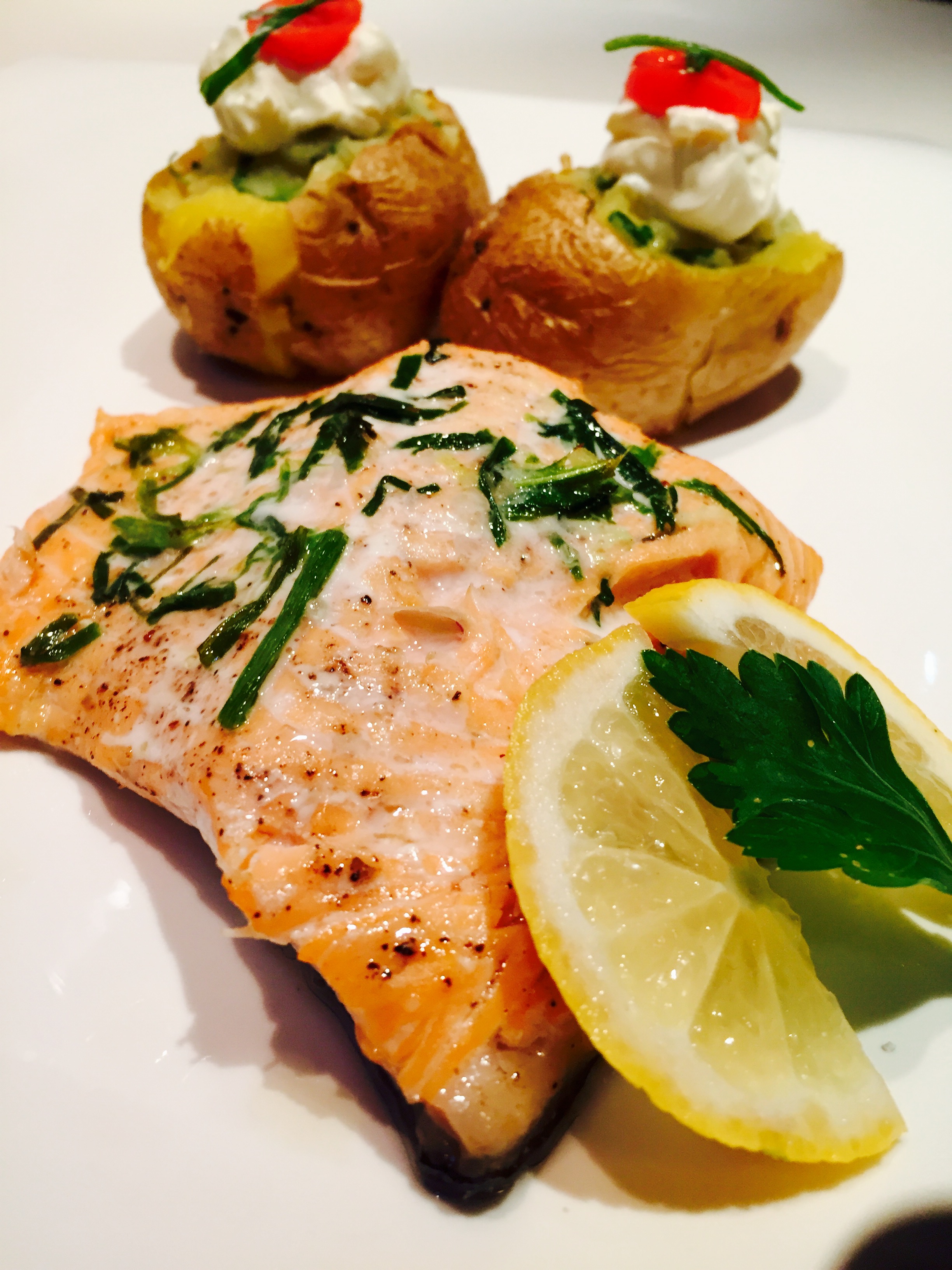 Filetto di salmone al forno con patate in camicia Ricette veloci dopo