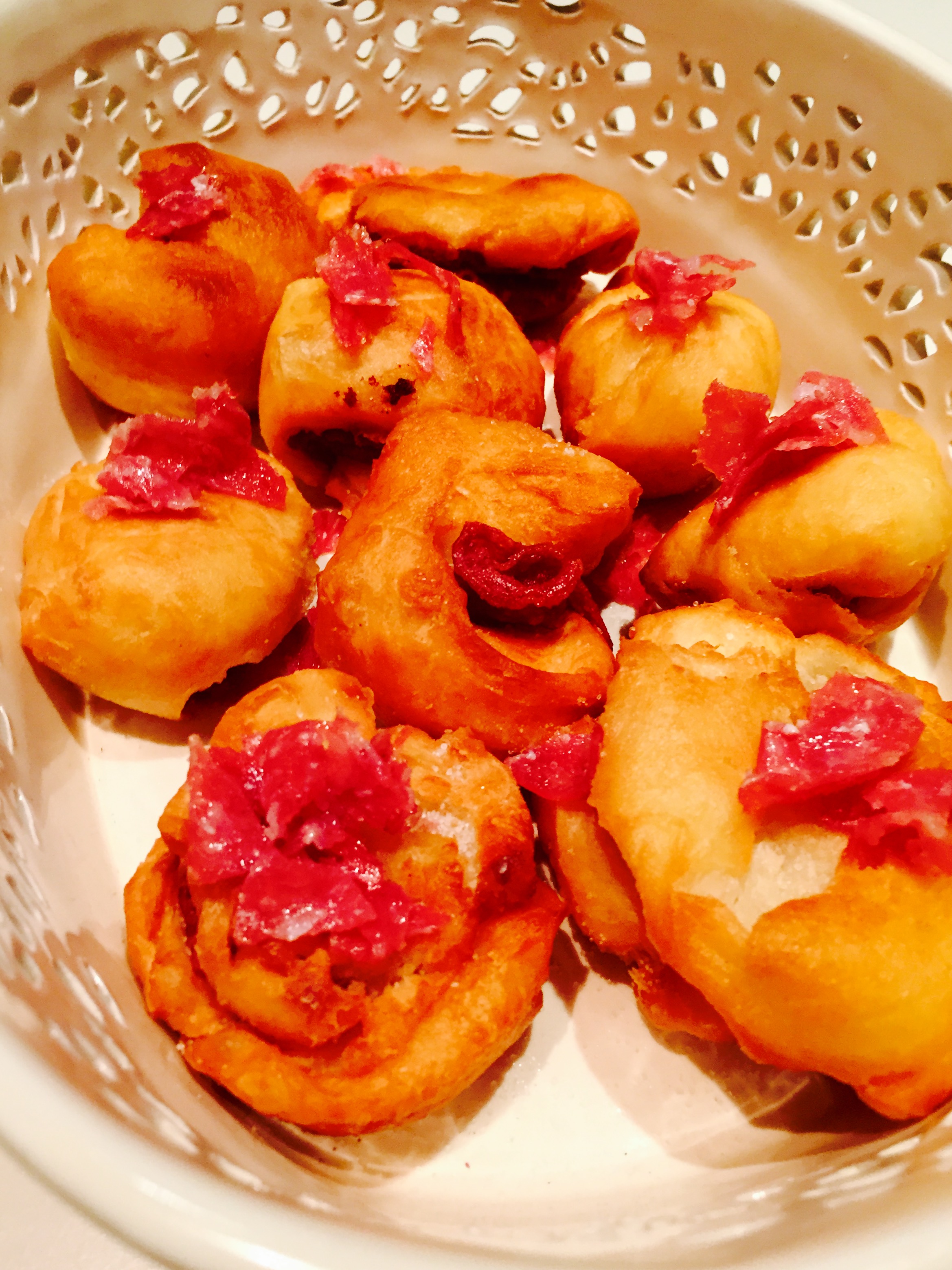 Bocconcini di pizza fritta ripieni salame e stracchino Fried pizza