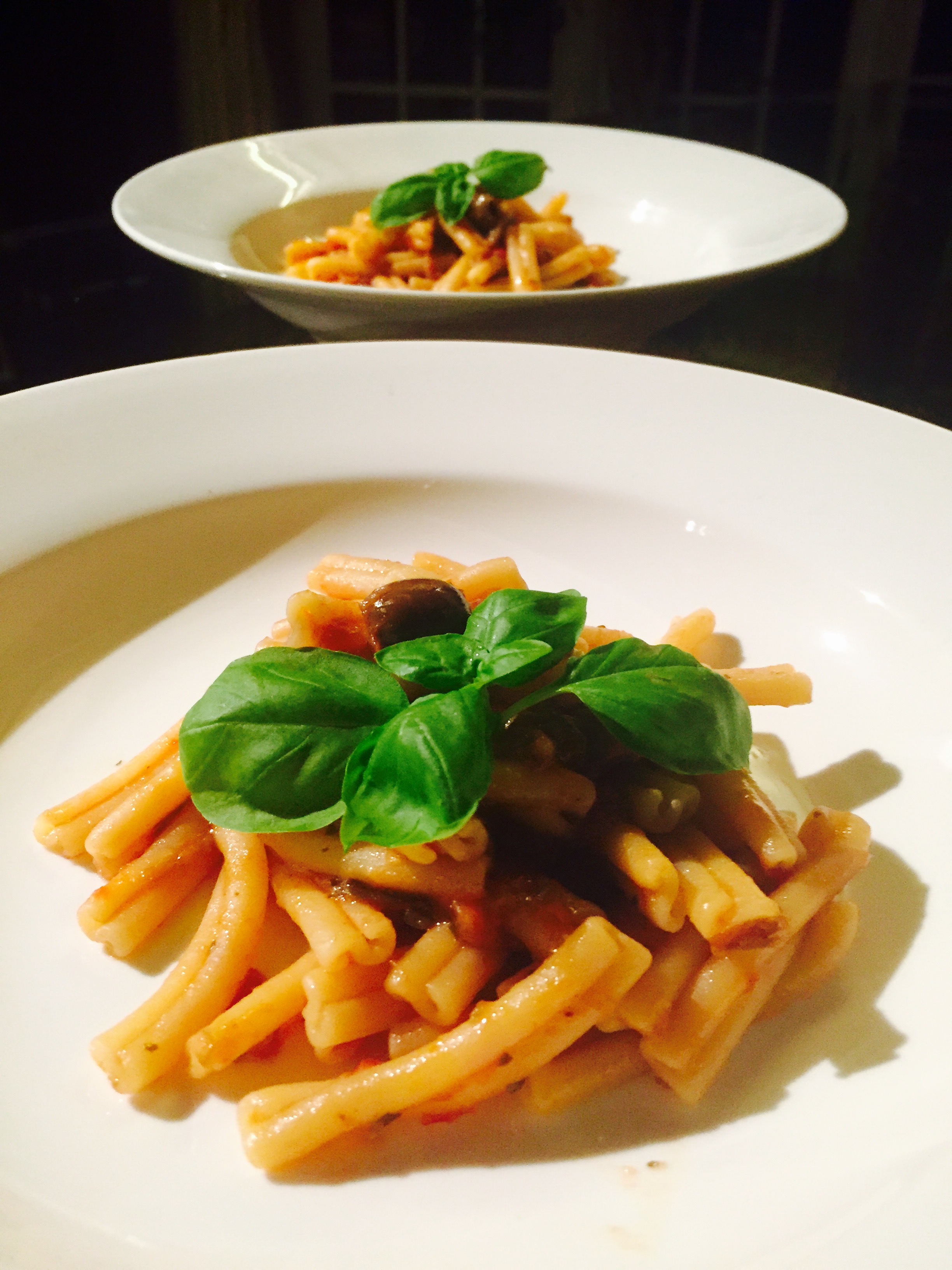Caserecce con sugo di melanzane pomodori secchi olive e capperi