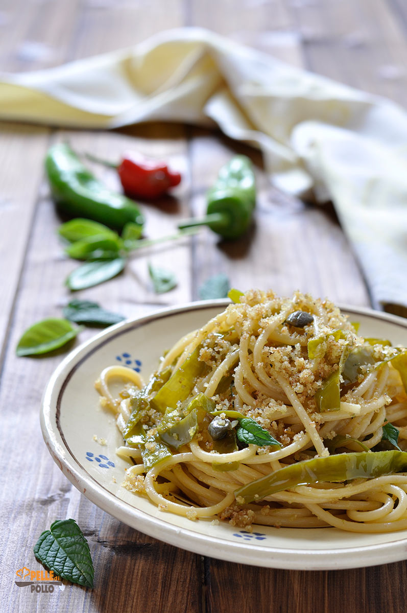 Spaghetti con friggitelli e pane croccante Pelle di Pollo Blog