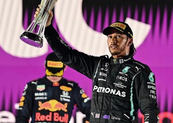 Hamilton vince a Jeddah, l’inglese è a pari punti con Verstappen