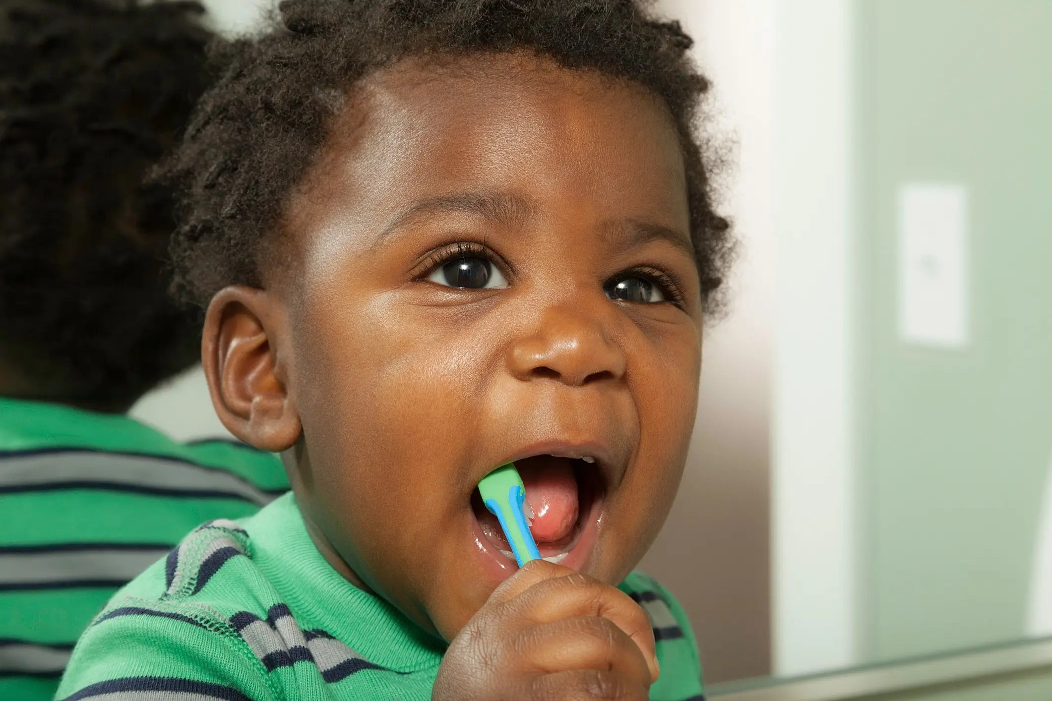 Descubra quando começar a escovar os dentes do bebê