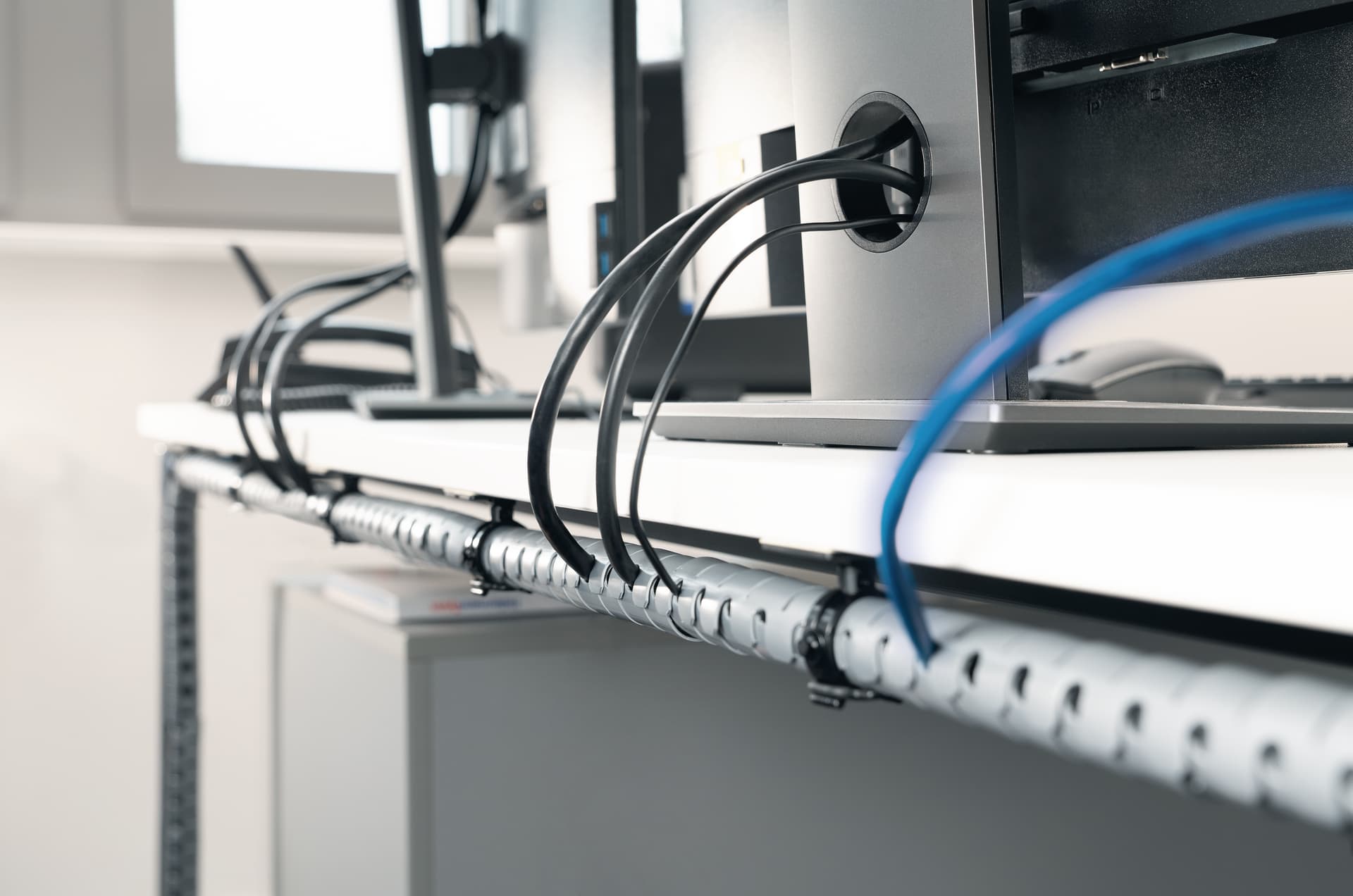 Ajude a prevenir a bagunça de fios e cabos em residências e escritórios