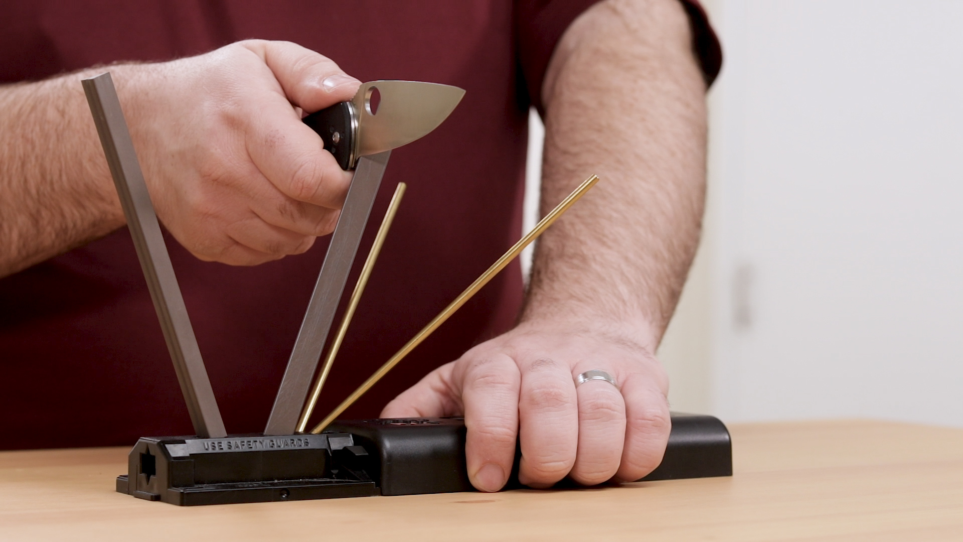 How To Sharpend With the Spyderco Triangle Sharpmaker