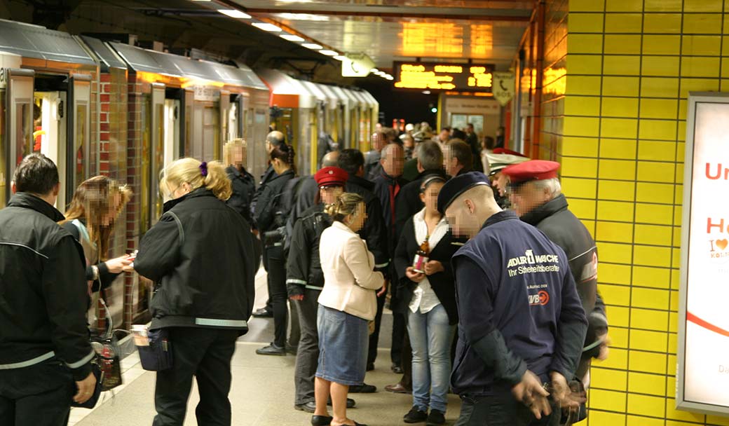 Großeinsatz am Westbahnhof Standkontrolle in der UBahn Menschen