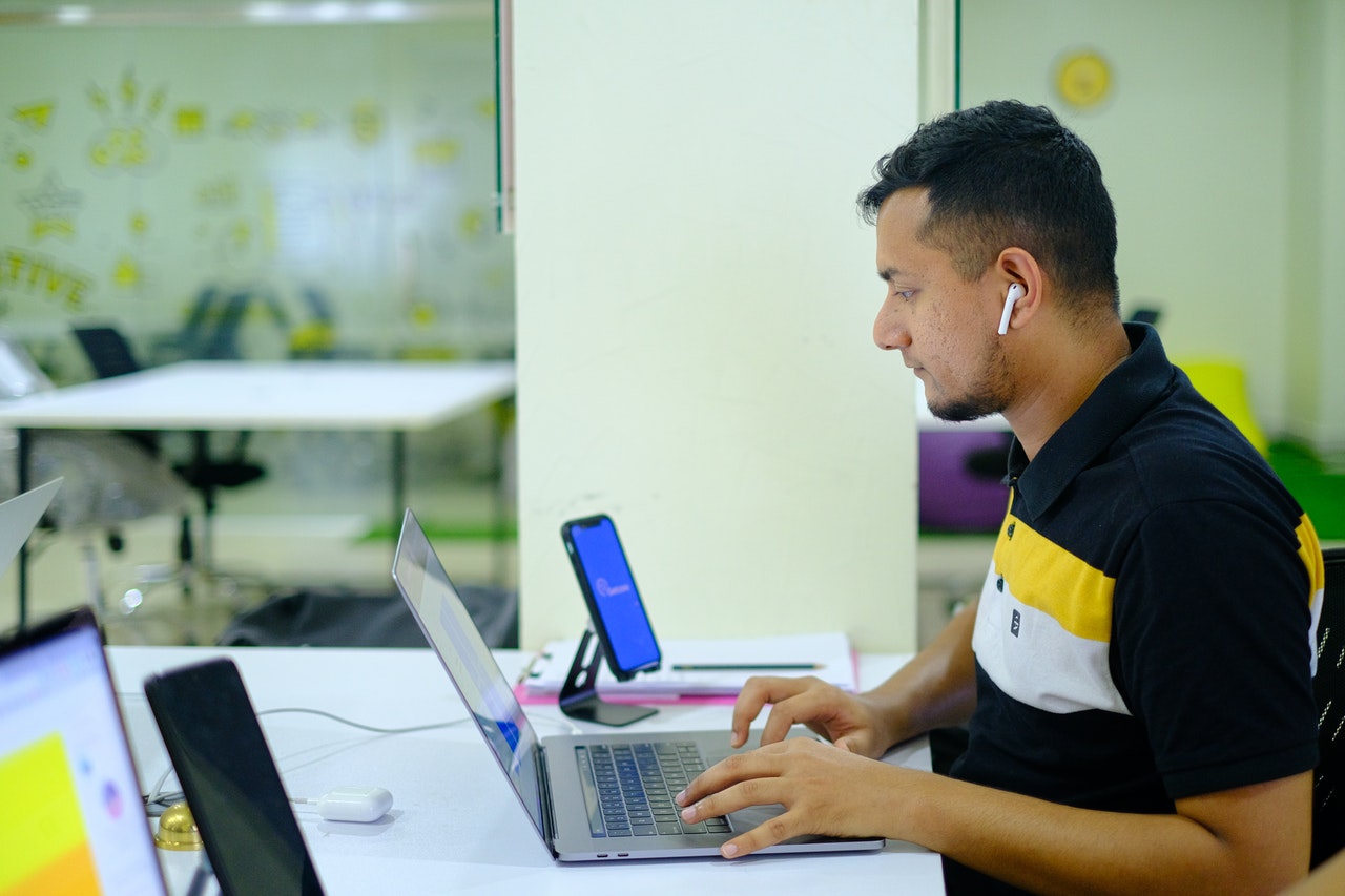 How To Become a UX Designer + Expert Tips [7 Step Guide]