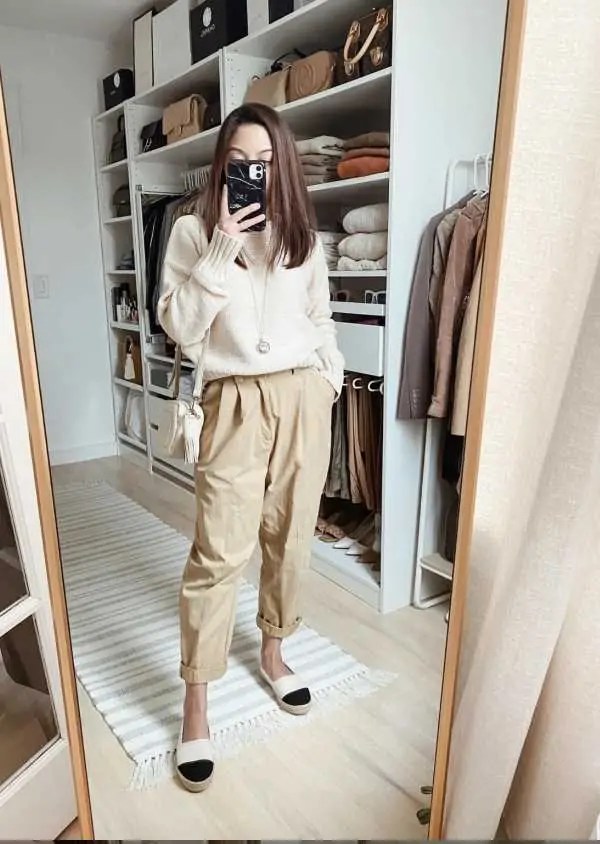 What to Wear with Khaki Pants (14 Everyday Outfits)