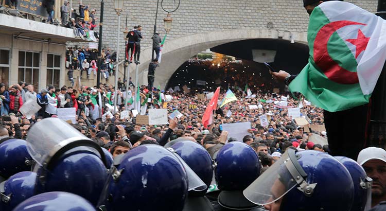 Proteste in Algerien Was wir von Ägypten und Tunesien lernen können