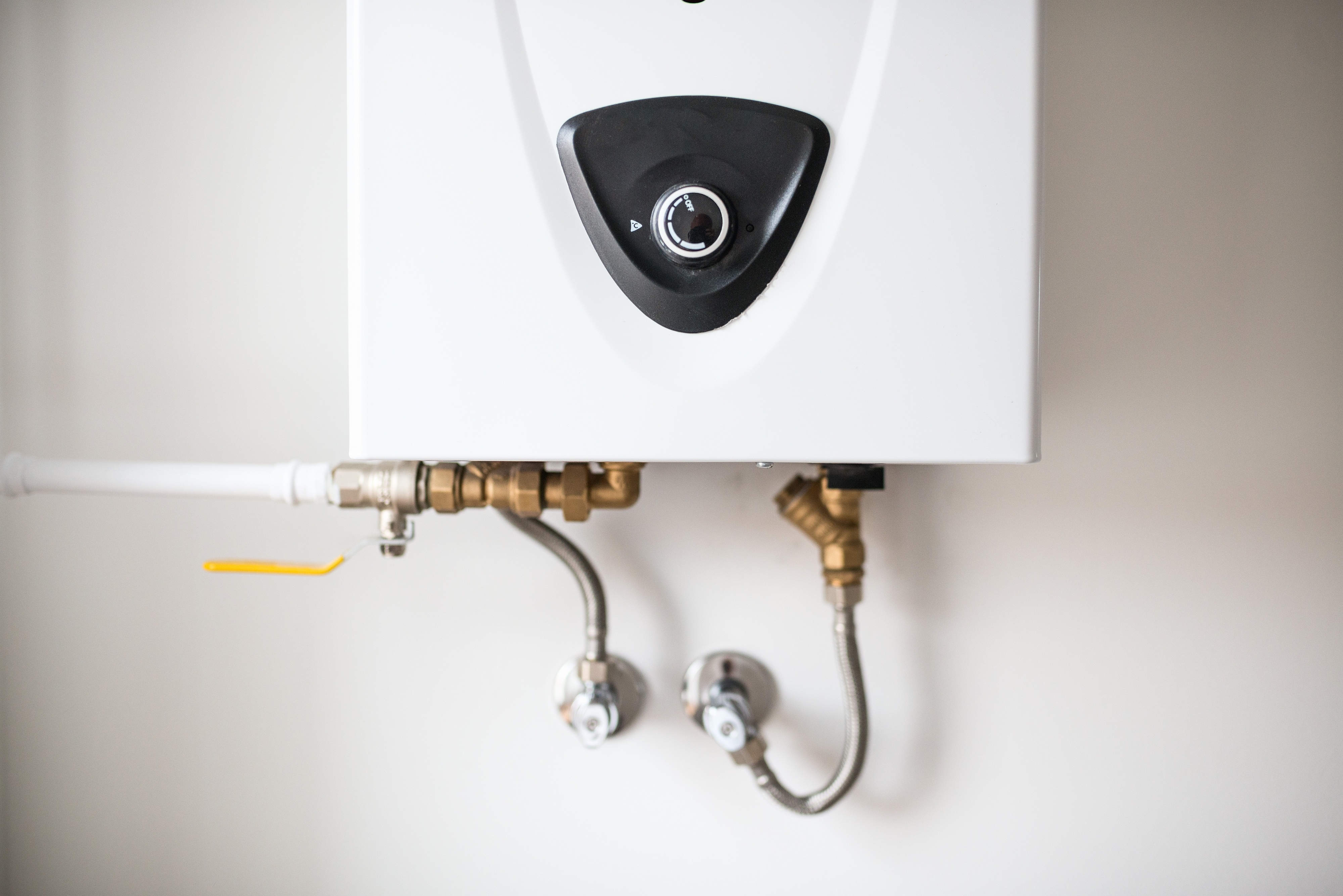 Save Energy With Tankless Water Heaters (6 Key Benefits)