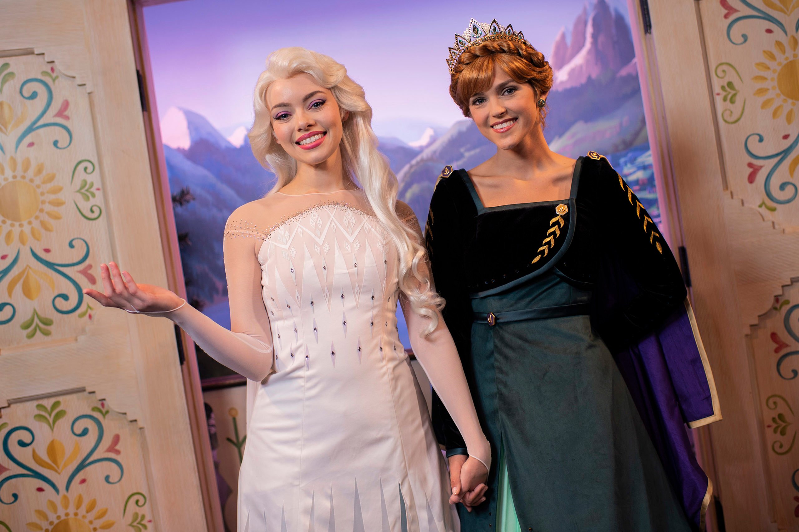 Anna and Elsa Debut 'Frozen 2' Costumes in Epcot and ...