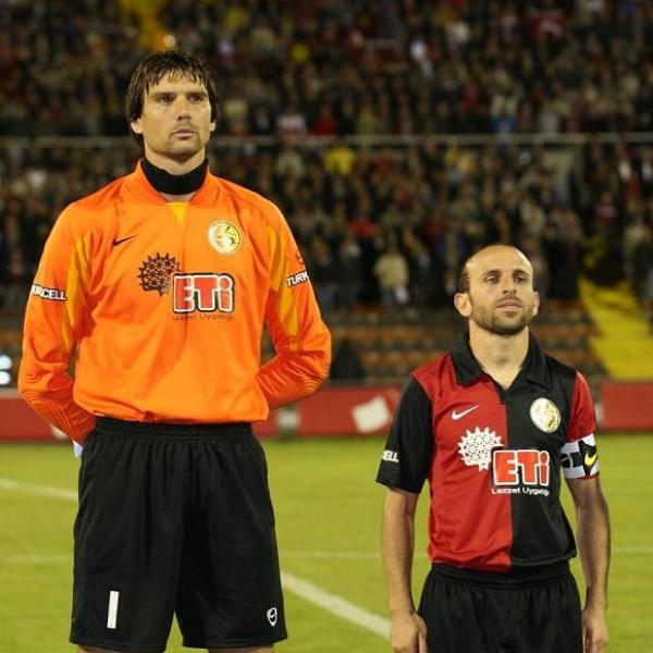 Los 10 futbolistas más altos del mundo Like!