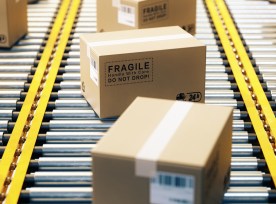 包裹在传送带上，自动化物流管理的概念。三维渲染。