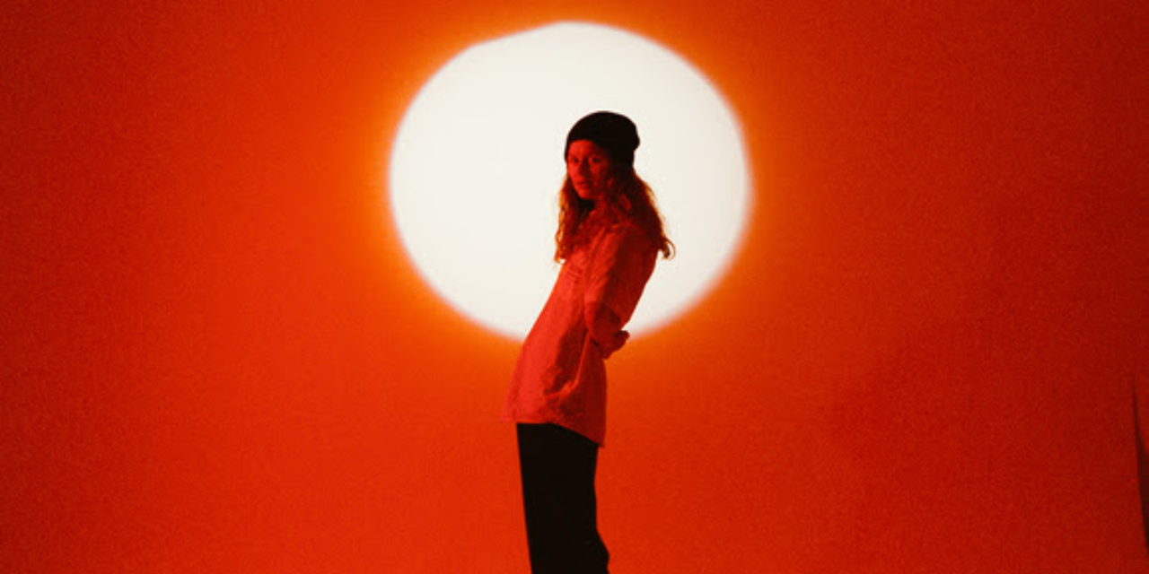 Monarchie & Alltag » Girl In Red Rue