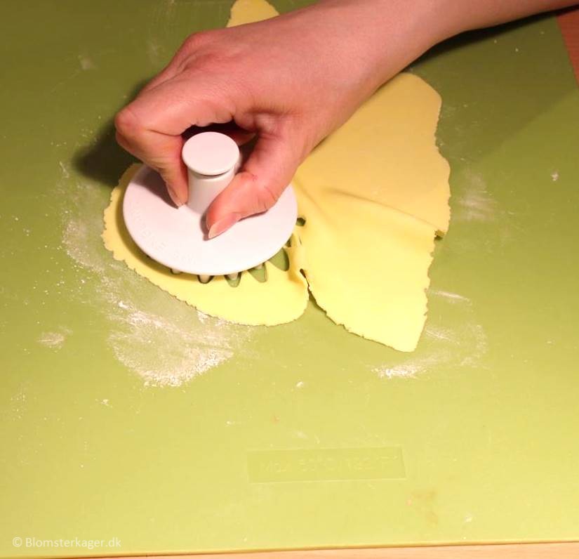 How to make a gerbera daisy from fondant or gum paste