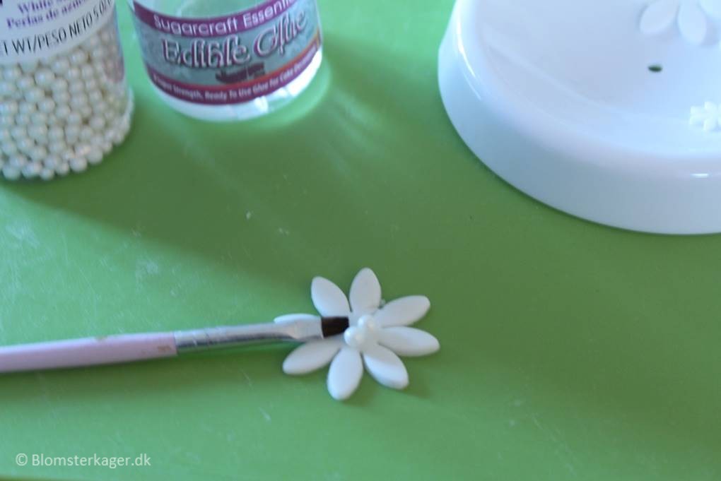 How to make a small daisy from fondant or gum paste