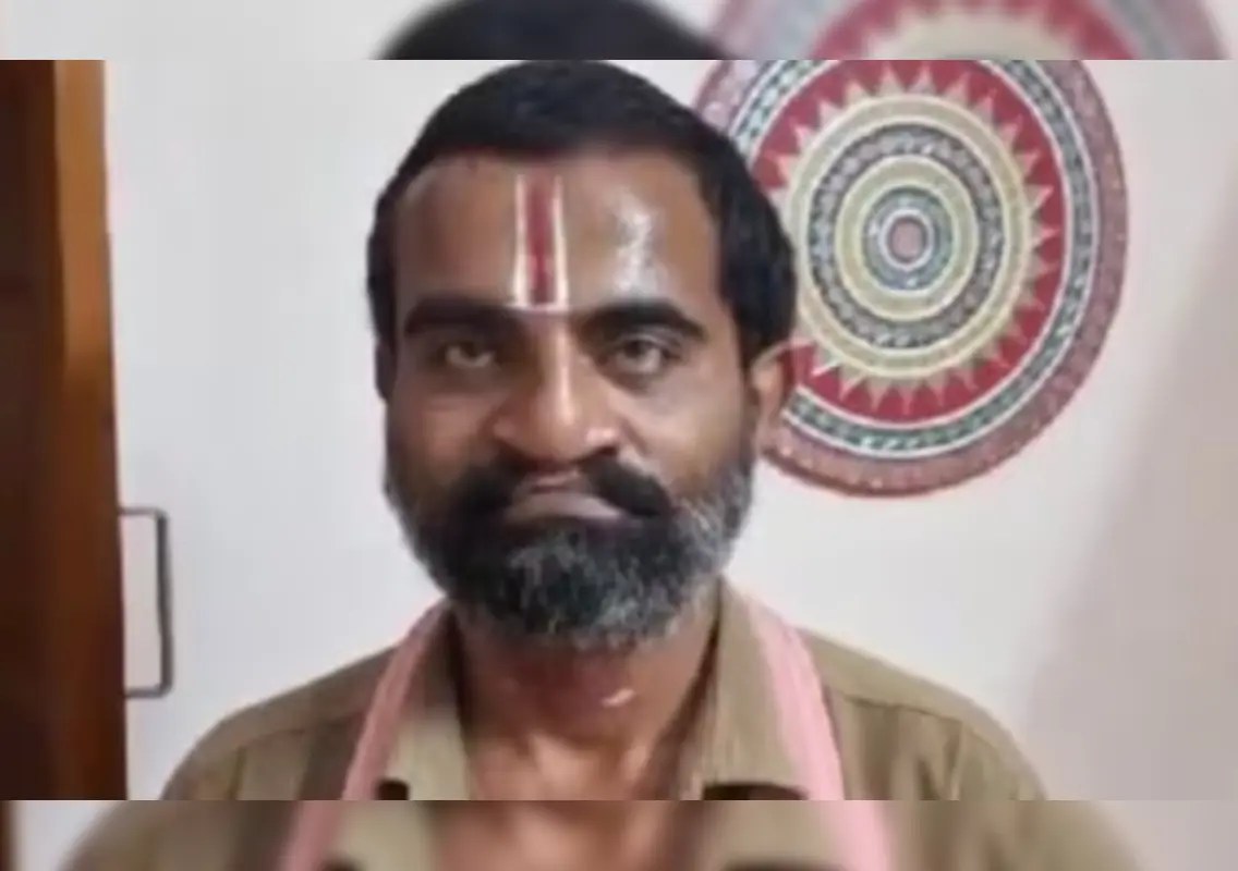 Bengaluru auto driver tracks down passenger to return lost gold chain