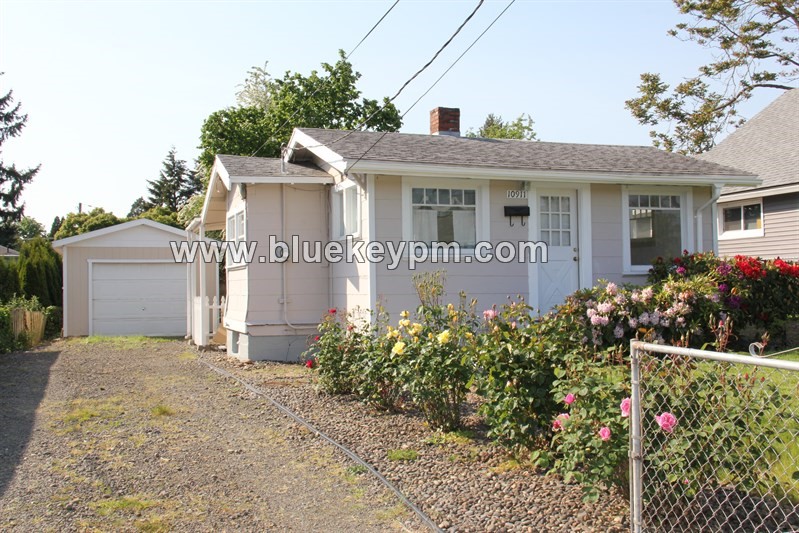 2 Bed, 1 Bath , Bonus Room with Separate Entry in Milwaukie. in