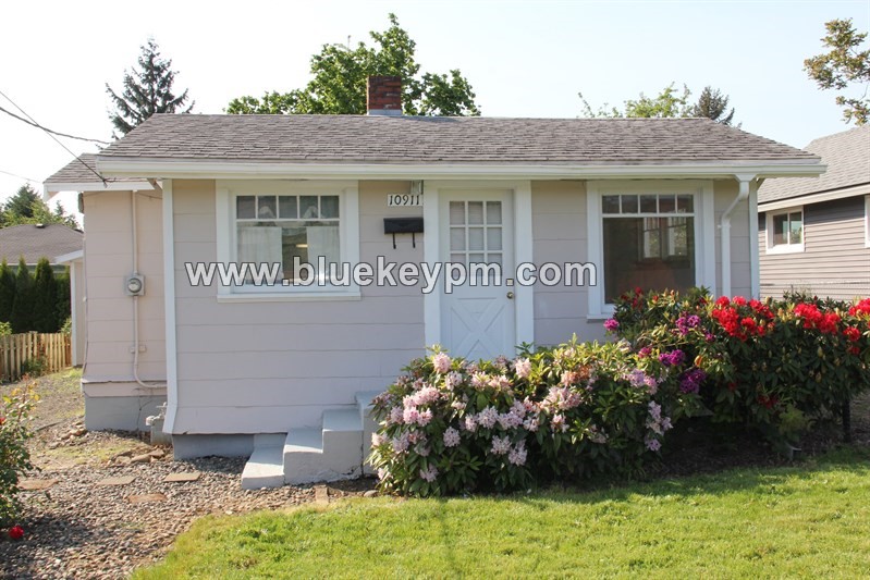 2 Bed, 1 Bath , Bonus Room with Separate Entry in Milwaukie. in