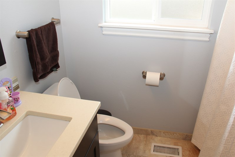 3 Bed, 2 Bath Home in Beaverton with Covered Patio and Large Fenced