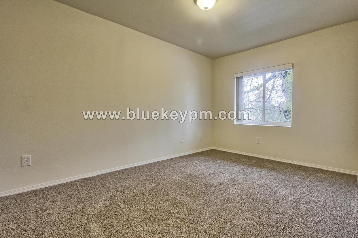 3 Bed 1.5 Bath Unit on Grand Blvd in Vancouver in VANCOUVER, WA 98661