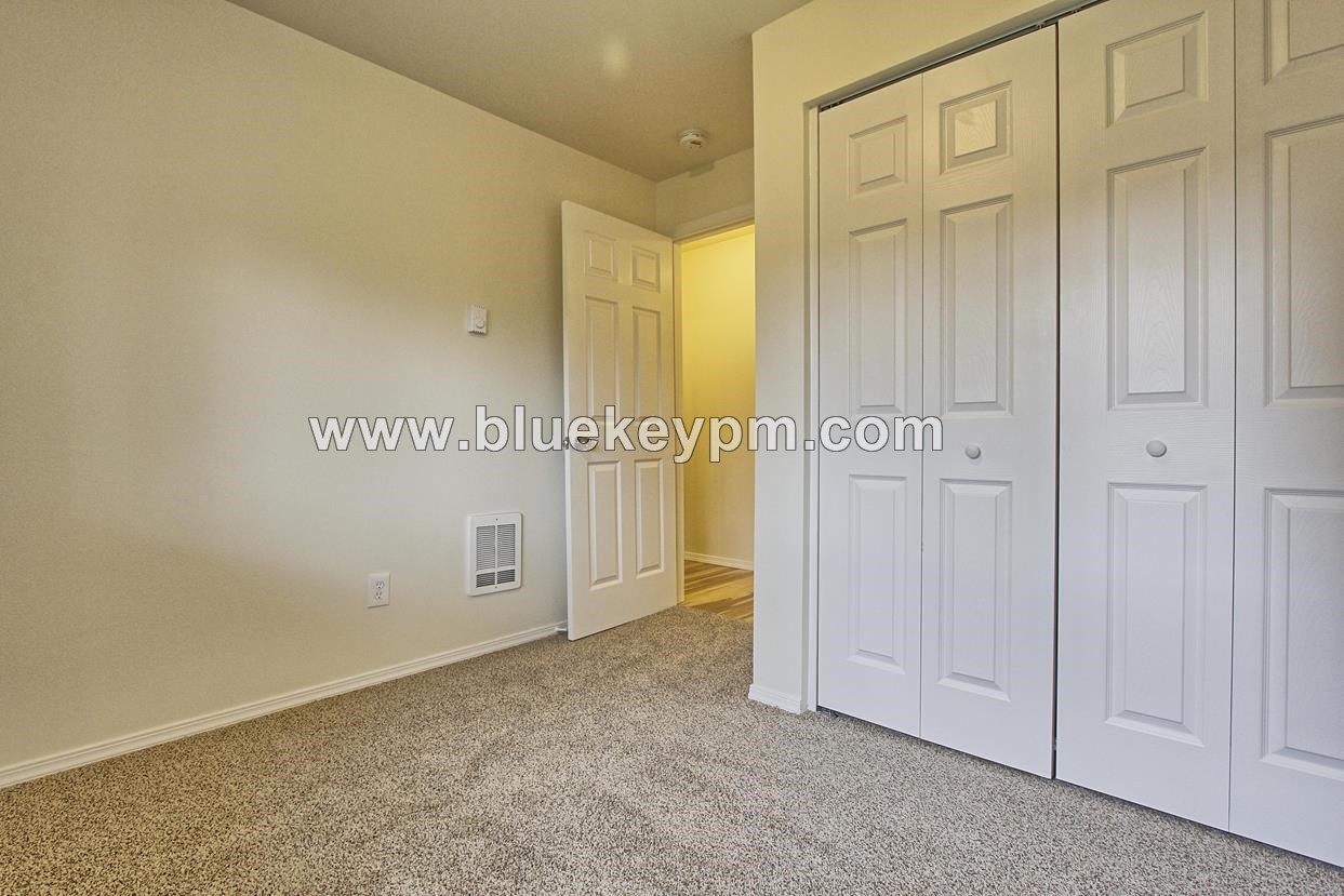 3 Bed 1.5 Bath Unit on Grand Blvd in Vancouver in VANCOUVER, WA 98661