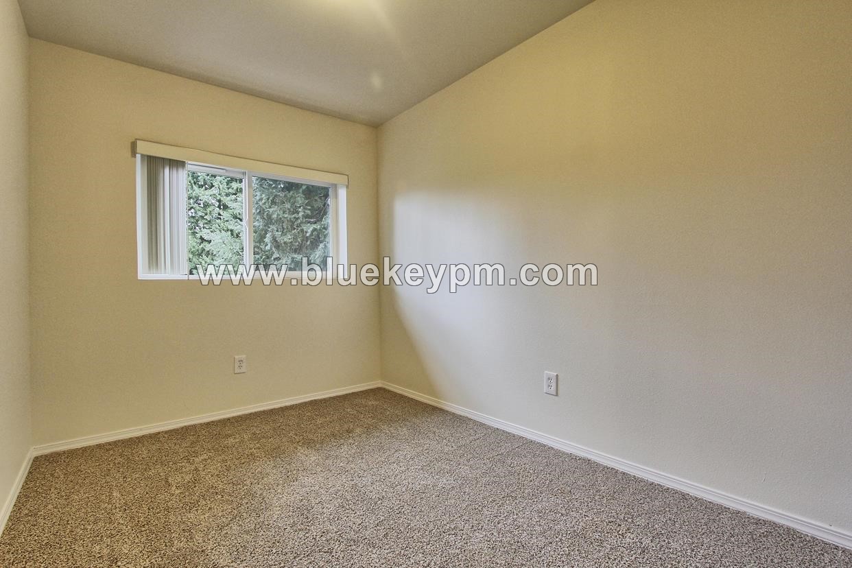 3 Bed 1.5 Bath Unit on Grand Blvd in Vancouver in VANCOUVER, WA 98661