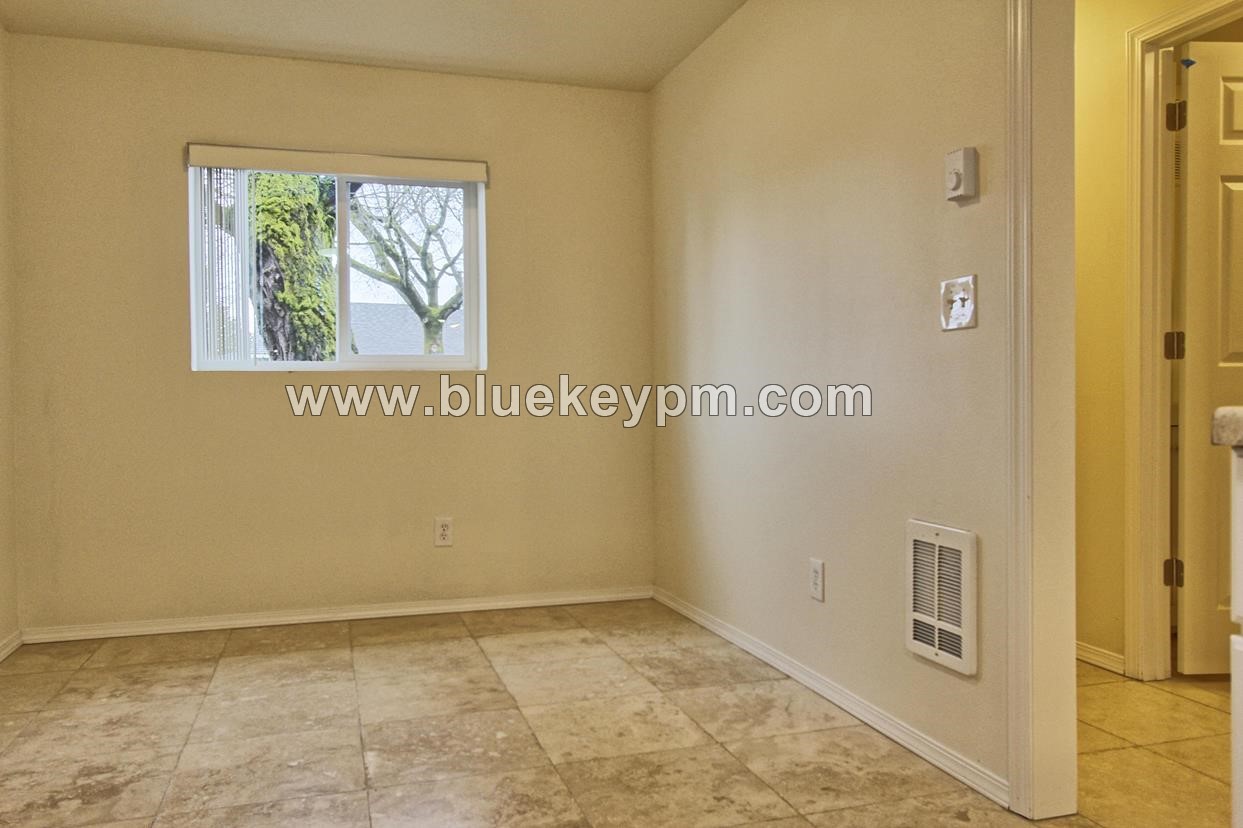 3 Bed 1.5 Bath Unit on Grand Blvd in Vancouver in VANCOUVER, WA 98661