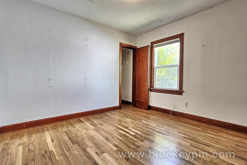 Arnada Neighborhood... 2 Bed, 1 Bath Classic near Main Street Vancouver