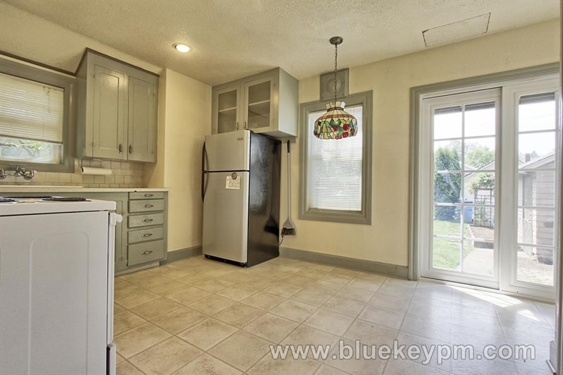 Arnada Neighborhood... 2 Bed, 1 Bath Classic near Main Street Vancouver