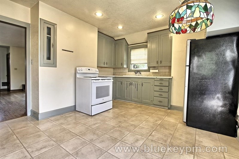 Arnada Neighborhood... 2 Bed, 1 Bath Classic near Main Street Vancouver