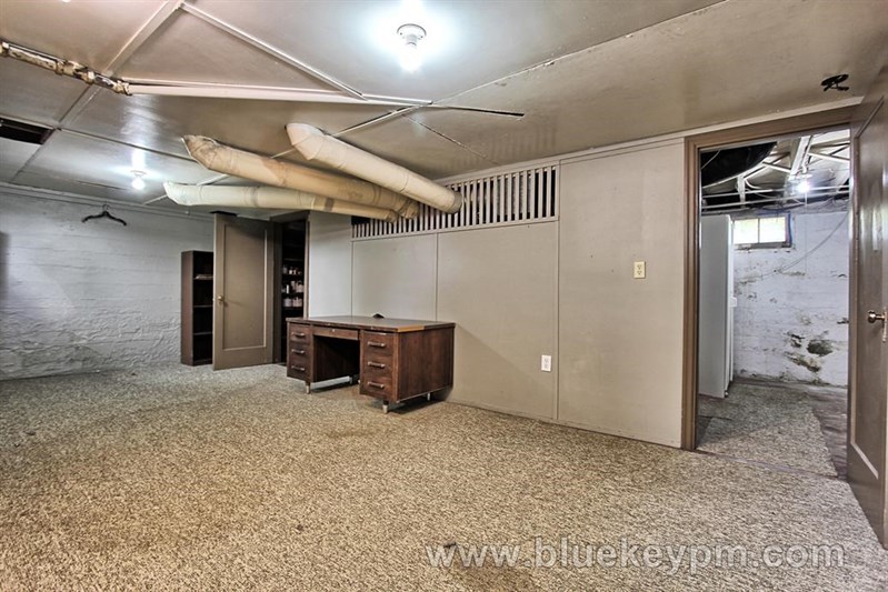 Arnada Neighborhood... 2 Bed, 1 Bath Classic near Main Street Vancouver