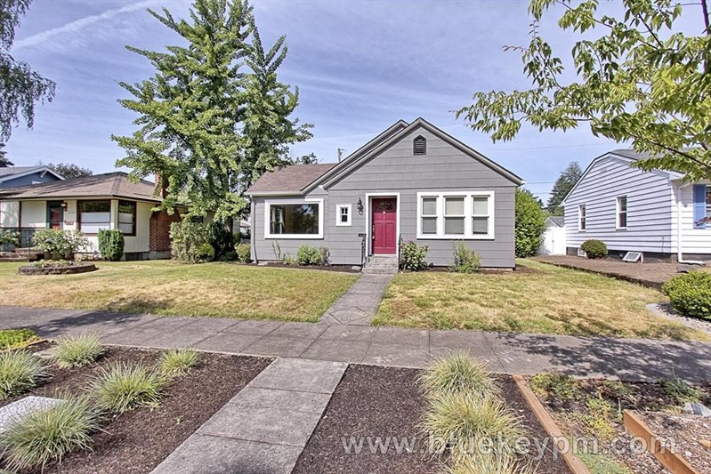 Arnada Neighborhood... 2 Bed, 1 Bath Classic near Main Street Vancouver