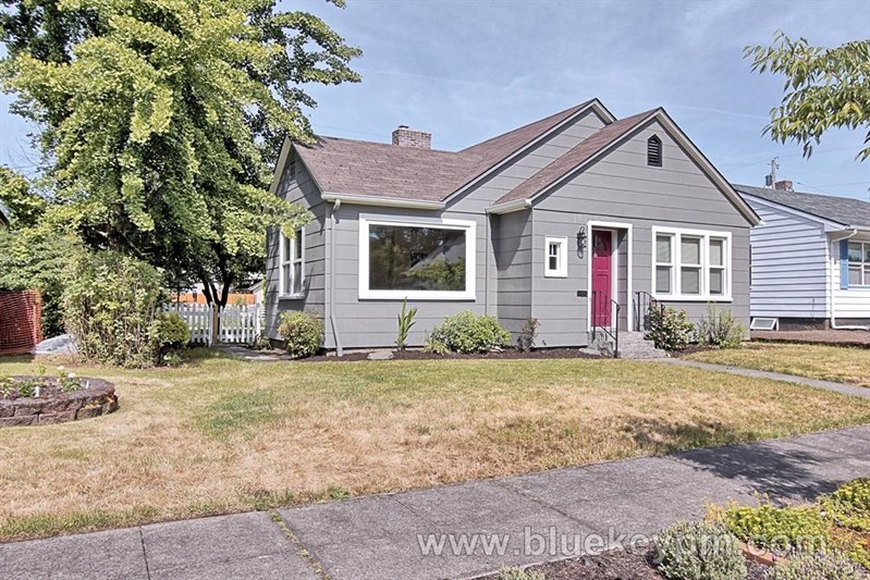 Arnada Neighborhood... 2 Bed, 1 Bath Classic near Main Street Vancouver