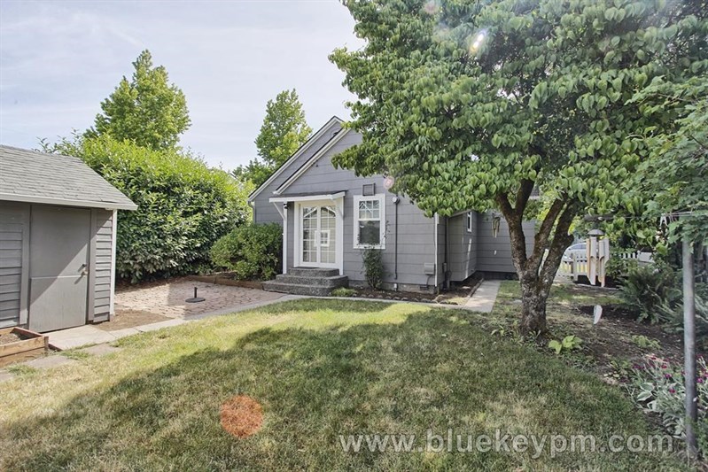 Arnada Neighborhood... 2 Bed, 1 Bath Classic near Main Street Vancouver