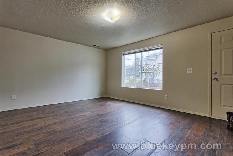 3 bed, 2.5 Bath Townhome Near Vancouver Plaza and Mall in VANCOUVER, WA