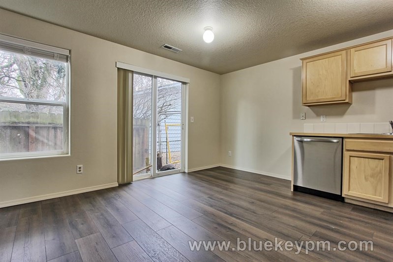 3 bed, 2.5 Bath Townhome Near Vancouver Plaza and Mall in VANCOUVER, WA