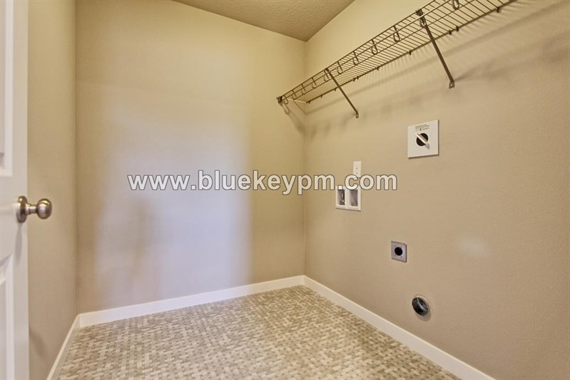 4 Bed, 2.5 Bath Home in Ridgefield with 1 Bed on Main in RIDGEFIELD, WA