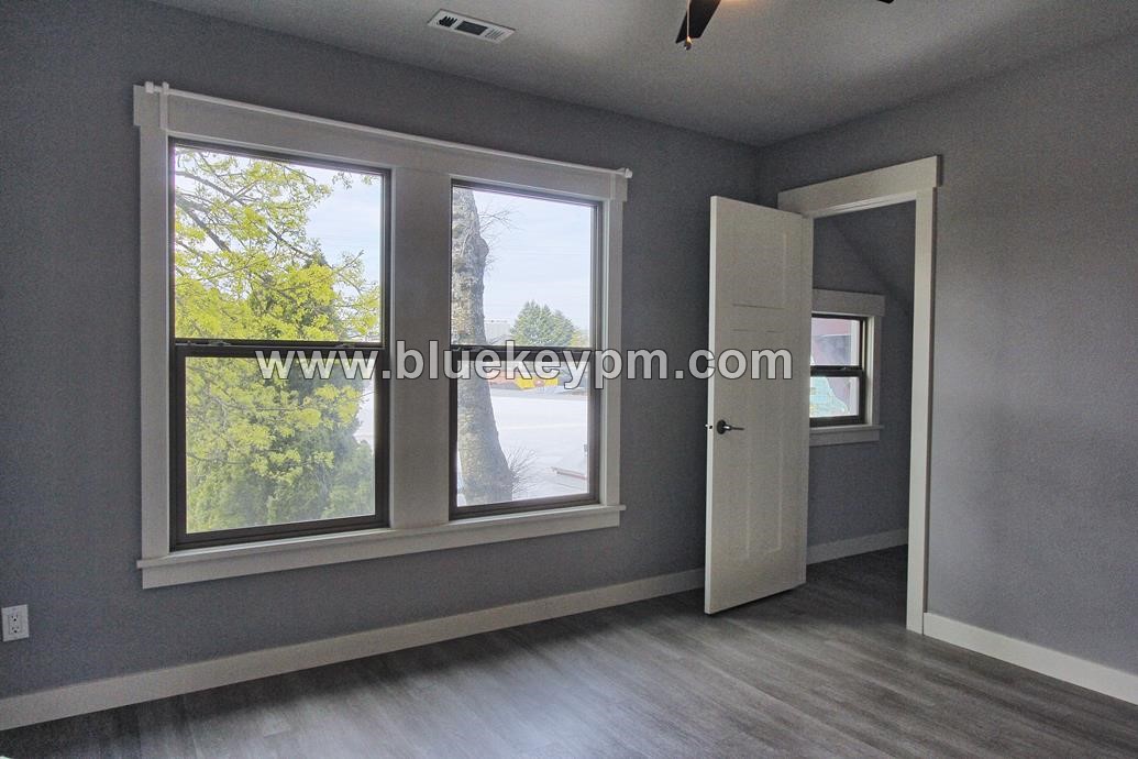 3 Bed, 2 Bath Apartment in Kerns Neighborhood of Portland in PORTLAND