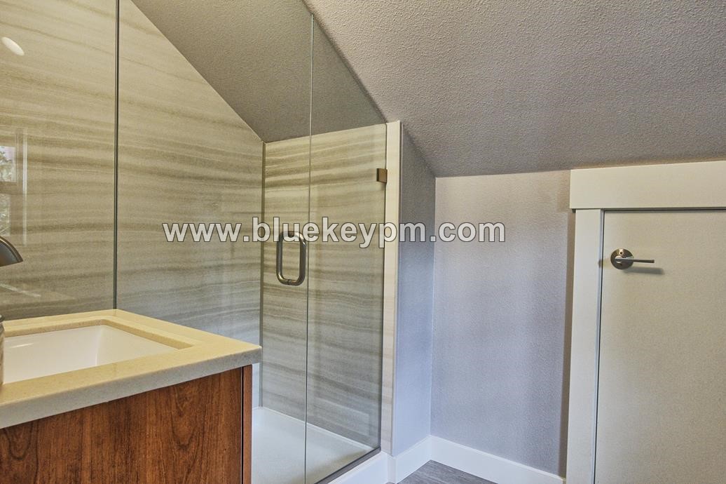 3 Bed, 2 Bath Apartment in Kerns Neighborhood of Portland in PORTLAND