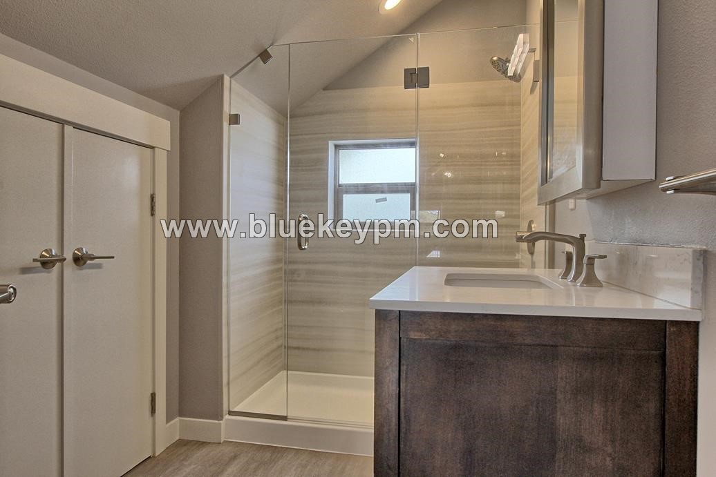 3 Bed, 2 Bath Apartment in Kerns Neighborhood of Portland in PORTLAND