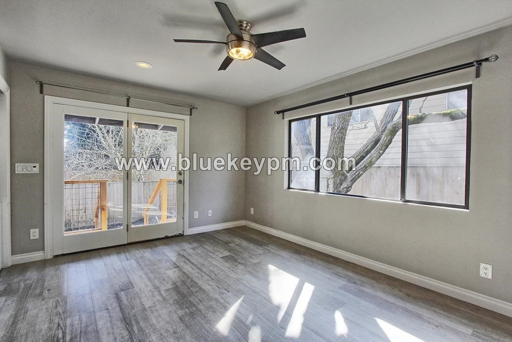 Studio Apartment in Updated Multiplex with Yard Access in PORTLAND, OR