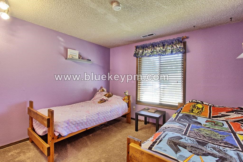 3 Bed, 2 Bath Home in Felida with Mature Gardens/Yard /Sunroom/Family