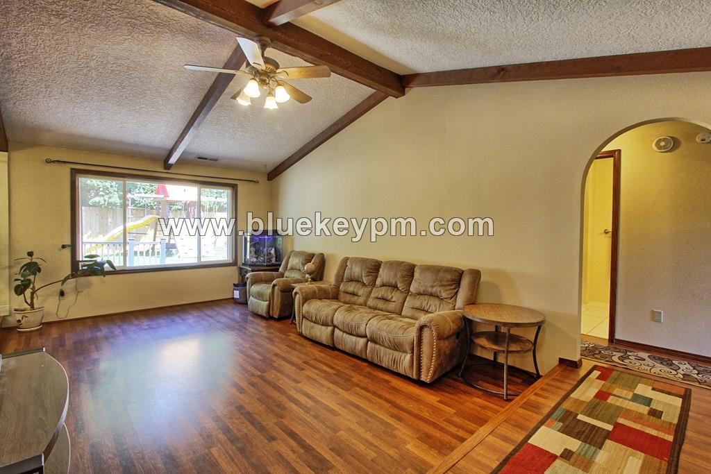 3 Bed, 2 Bath Home in Felida with Mature Gardens/Yard /Sunroom/Family