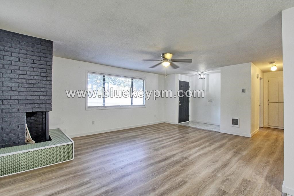 3 Bed, 2 Baths Duplex in Hearthwood Neighborhood off NE 18th Street in