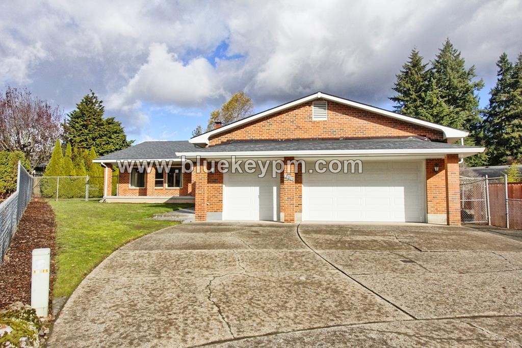 3 Bed, 2.5 Bath Home in Culdesac with Huge Fenced Yard and Floor Plan in VANCOUVER, WA 98683