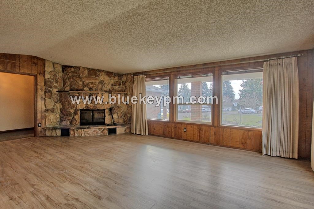 3 Bed, 2.5 Bath Home in Culdesac with Huge Fenced Yard and Floor Plan in VANCOUVER, WA 98683