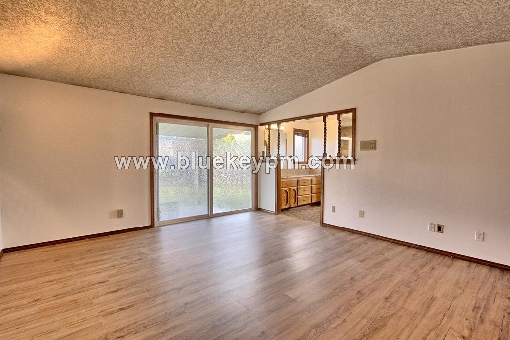 3 Bed, 2.5 Bath Home in Culdesac with Huge Fenced Yard and Floor Plan in VANCOUVER, WA 98683