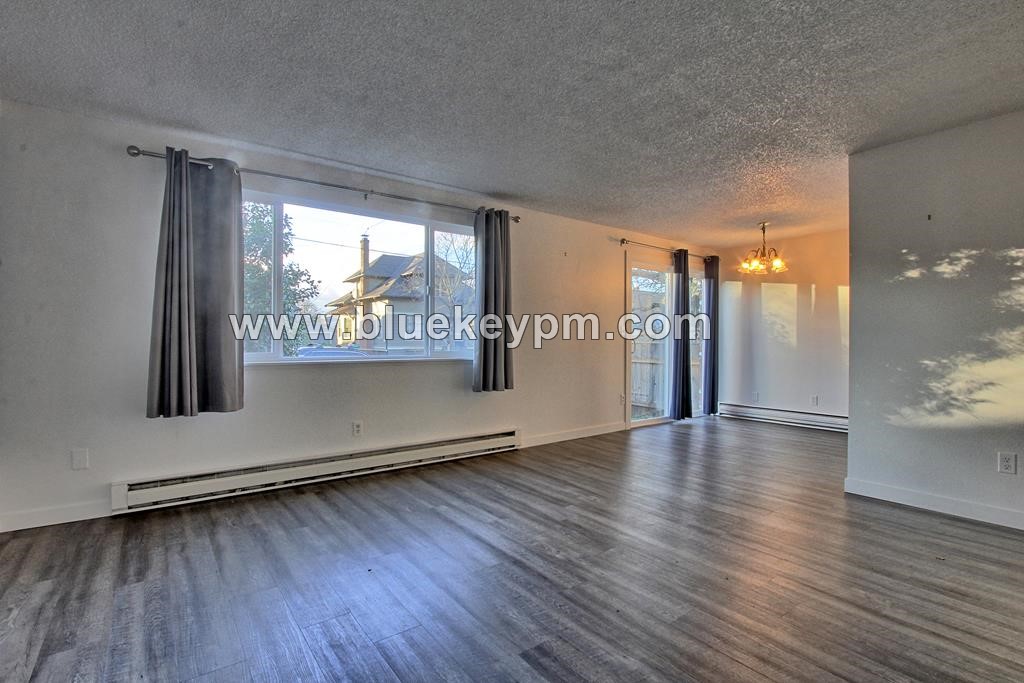 2 Bed, 1 Bath Duplex with Fully Fenced Yard at SE Holgate Blvd and SE