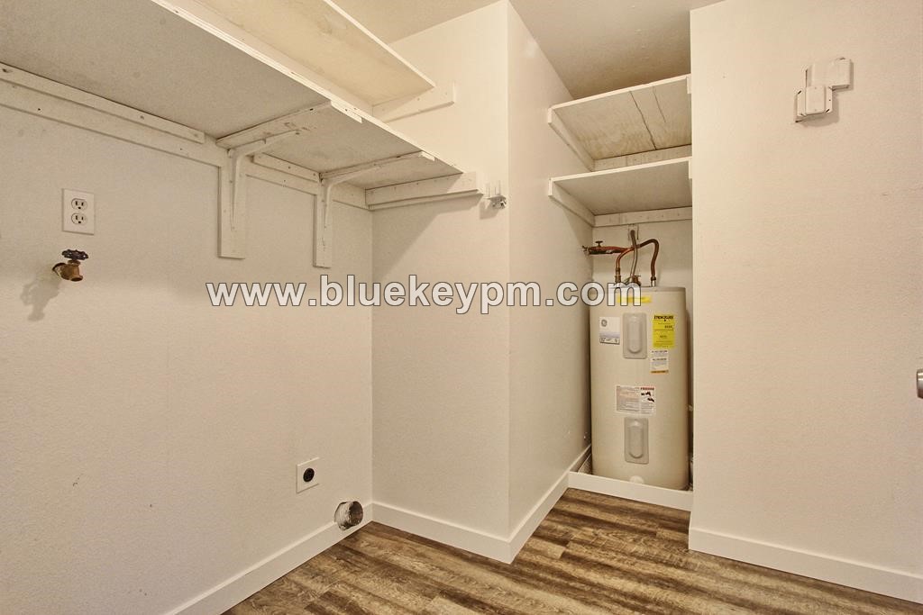 2 Bed, 1 Bath Duplex with Fully Fenced Yard at SE Holgate Blvd and SE