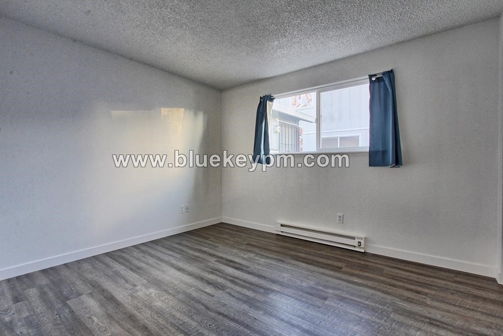 2 Bed, 1 Bath Duplex with Fully Fenced Yard at SE Holgate Blvd and SE